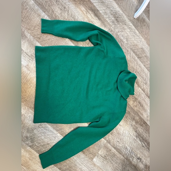 Newman  Marcus 100% Cashmere Green Turtleneck Sweater - Picture 5 of 8